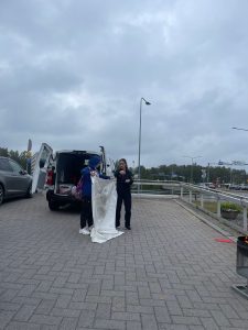 Ihmisiä sammutuspeitteen kanssa.