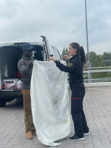 Nainen ja mies sammutuspeitteen kanssa.