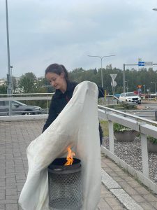 Nainen käyttää sammutuspeitettä.