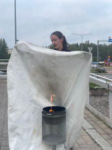 Nainen käyttää sammutuspeitettä.