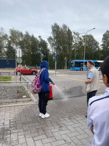 Nainen harjoittelee palosammuttimen käyttöä.