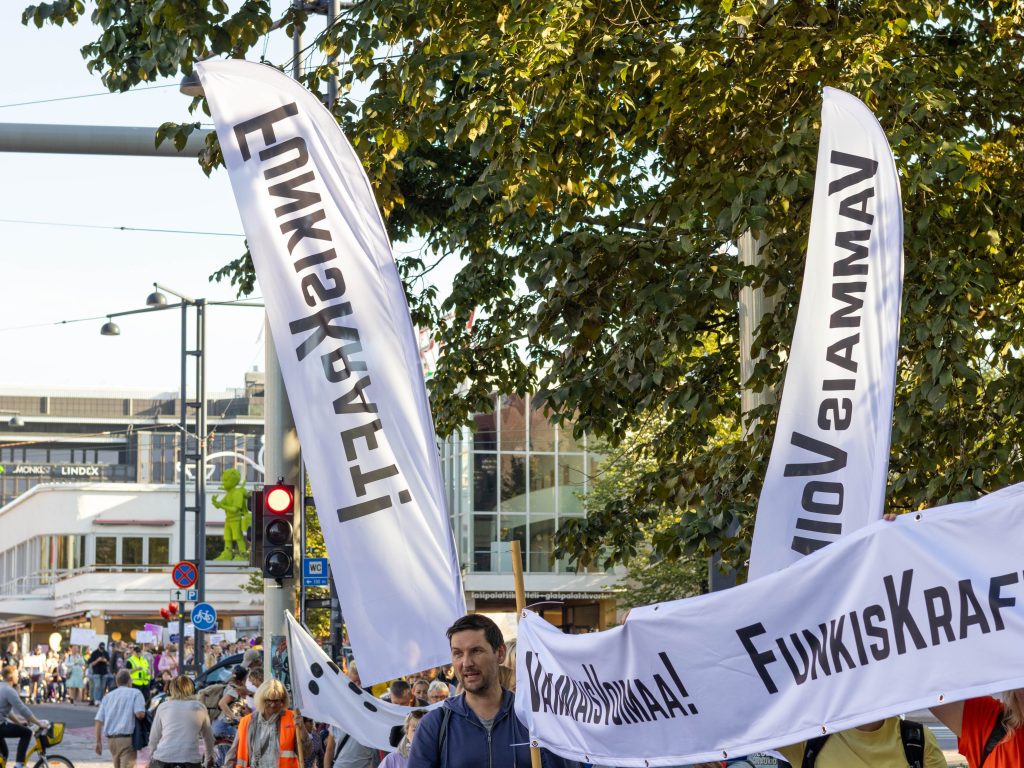 Kulkueessa oli VammaisVoimaa! FunkisKraft -tekstejä banderollissa ja kahdessa beach flagissa. Satoja ihmisiä oli mukana kulkieessa.